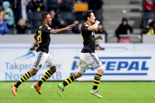 s Niclas Eliasson och Stefan Ishizaki jublar efter 2-1 av Ishizaki under fotbollsmatchen i Allsvenskan mellan AIK och IFK Göteborg den 11 april 2016 i Stockholm.