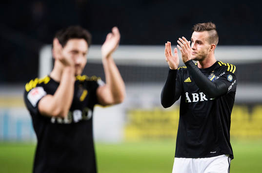 s Stefan Ishizaki och Fredrik Brustad applåderar publiken efter fotbollsmatchen i Allsvenskan mellan AIK och IFK Göteborg den 11 april 2016 i Stockholm.