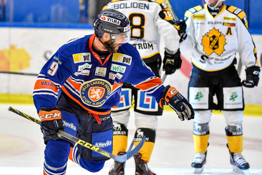 Växjös Josh Hennessy jublar