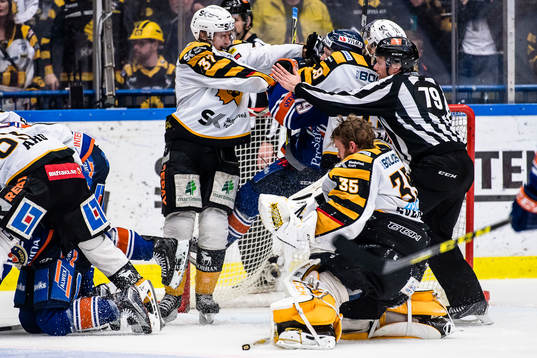 Gruff framför Skellefteås mål när målvakt Markus