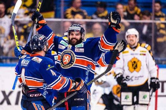 Växjös Linus Fröberg jublar