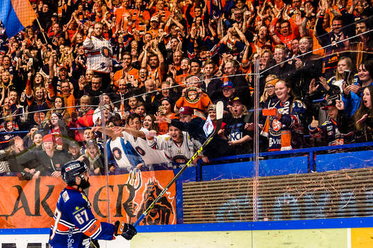 Växjös Linus Fröberg jublar framför fansen