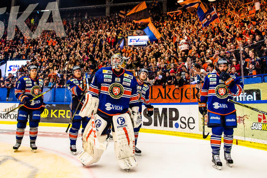 Växjös spelare jublar framför fansen