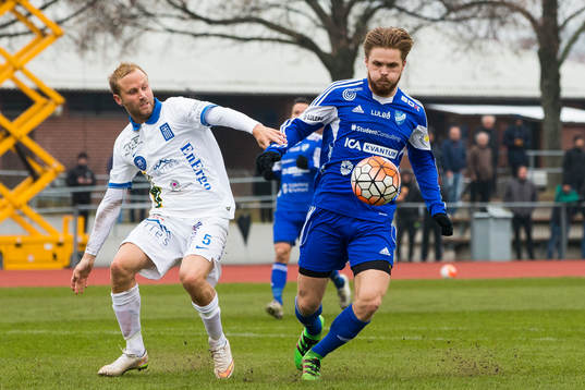 Akropolis Kim Odelius i kamp om bollen med Luleås Joel