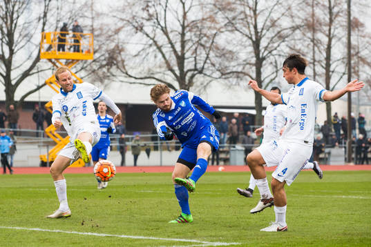Luleås Joel Rajalakso med ett skott medan Akropolis Kim