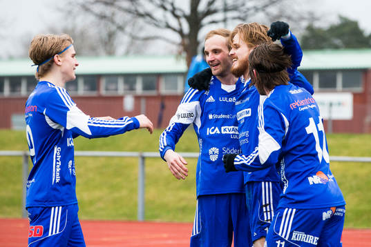 Luleås Sebastian Sandlund, Jesper Medén, Joel Rajalakso och Patrik Wallin jublar efter 1-2