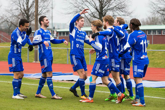 Luleås Patrik Pettersen, Granit Buzuku, Anton Andersson, Sebastian Sandlund, Joel Rajalakso, Jesper Medén och Patrik Wallin jublar efter 1-2 målet