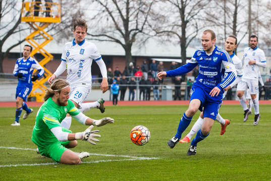 Akropolis målvakt Simon Lundgren och Luleås Tomas Eriksson