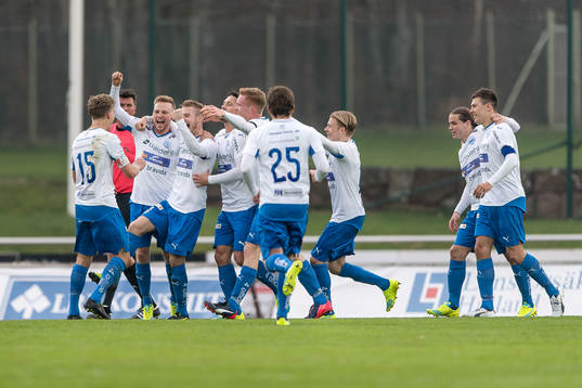 Värnamos Freddy Winst jublar med laget efter att ha gjort 0-2