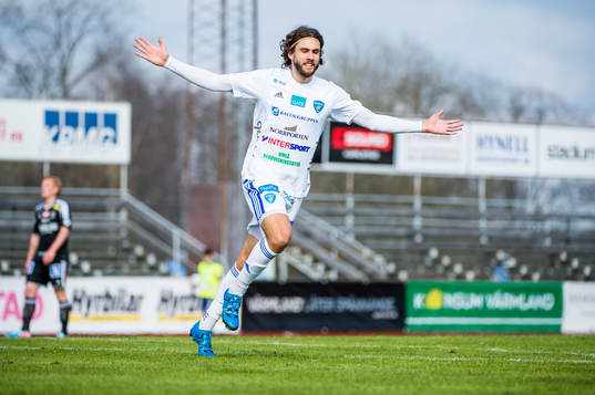 Umeås Simon Mårtensson jublar efter han gjort 0-2