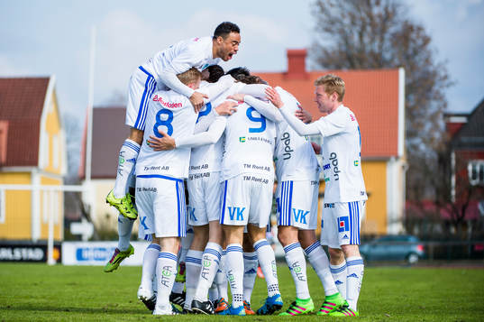 Umeås Simon Mårtensson jublar efter han gjort 0-2