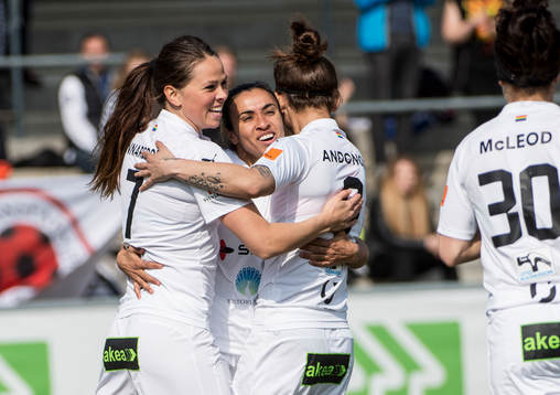 Rosengårds Sara Björk Gunnarsdottir, Nataša Andonova och Ella Masar jublar åt Marta Viera Da Silvas 1-0 mål