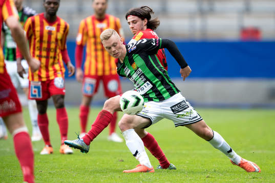 GAIS Renny Smith i närkamp med Syrianskas Stefan Ilic