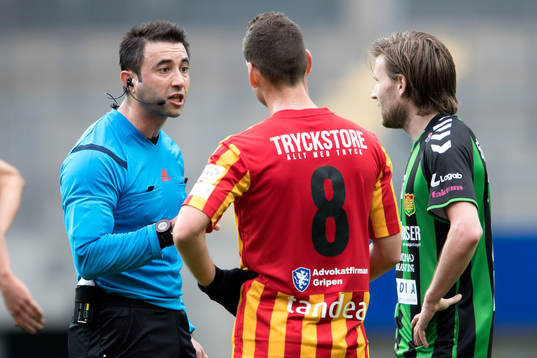 Domare Diako Behnam pratar med Syrianskas Daniel Nilsson