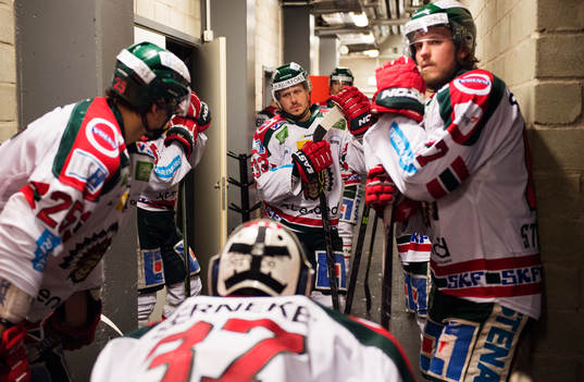 Frölundas Elias Fälth väntar med sina lagkamrater för