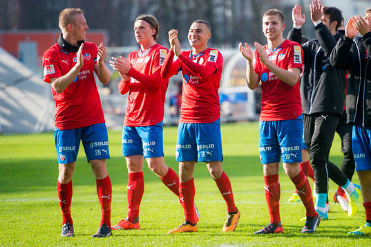 Helsingborgs Peter Larsson, Viktor Ljung, Jordan Larsson och Darijan Bojanić tackar publiken