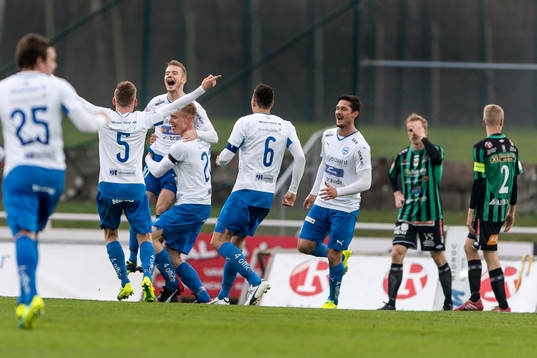 Värnamos Freddy Winst har gjort 0-2 och jublar