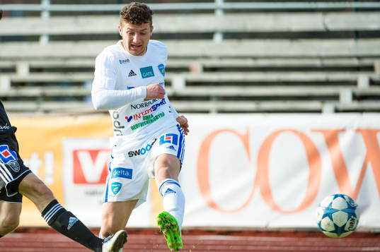 Umeås Ante Petrovic ?under fotbollsmatchen i Division 1 norra mellan Carlstad United och Umeå den 16 april 2016 i Karlstad.