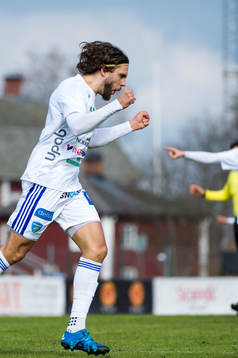 Umeå FC Simon Mårtensson jublar efter han gjort 0-2
