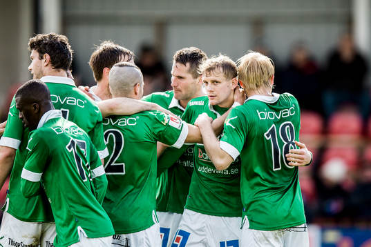 Ljungskiles Jakob Olsson har gjort 1-0 och jublar med lagkamraterna