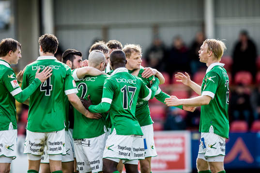 Ljungskiles Jakob Olsson har gjort 1-0 och jublar med lagkamraterna