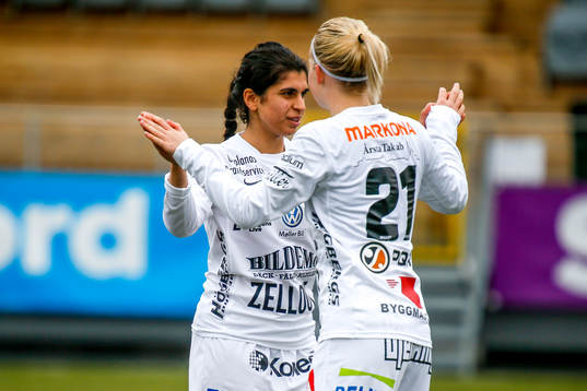 Sirius Elin Åkerman och Aisha Faiqi  jublar i premiären