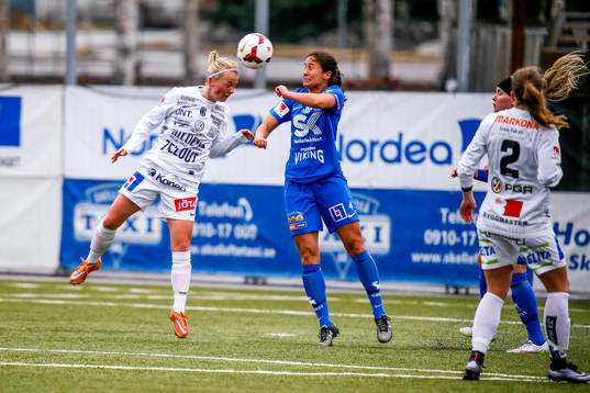 Sunnanås Taylor Leach  i närkamp med Sirius XX i premiären