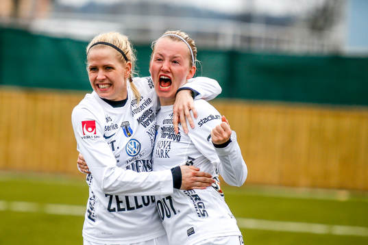 Sirius Elin Åkerman och Emelie Magnusson  jublar efter 0-1 i premiären