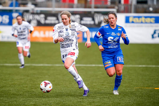 Sunnanås Michelle Wörner   i närkamp med Sirius Julia Lyckberg   i premiären