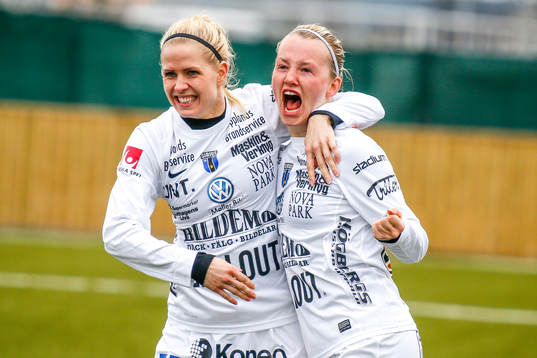 Sirius Elin Åkerman och Emelie Magnusson  jublar efter 0-1 i premiären