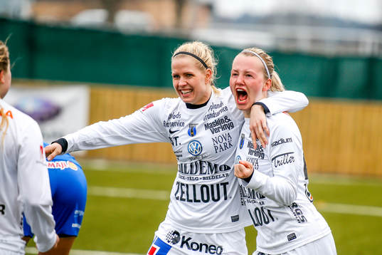 Sirius Elin Åkerman och Ingrid Wixner och Emelie Magnusson  jublar efter 0-1 i premiären