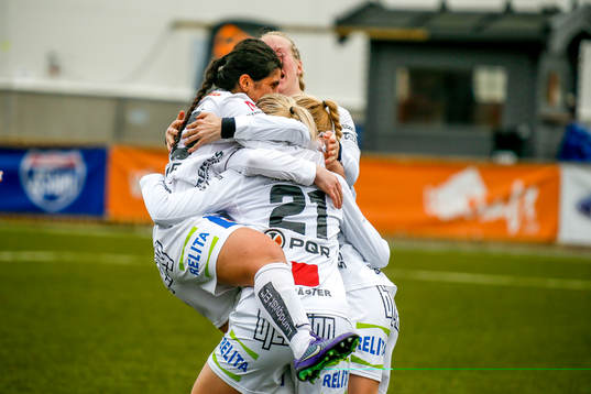 Sirius Elin Åkerman ocj Aisha Faiqi  jublar efter 0-1 i premiären