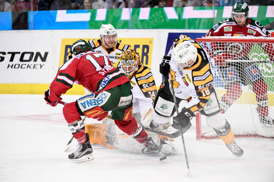 Oroligt framför Skellefteås målvakt Erik Hanses