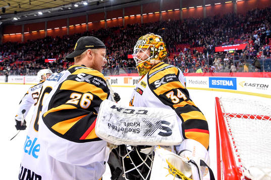 Skellefteås målvakt Johan Backlund gratulerar målvakt