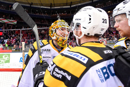 Skellefteås målvakt Erik Hanses jublar