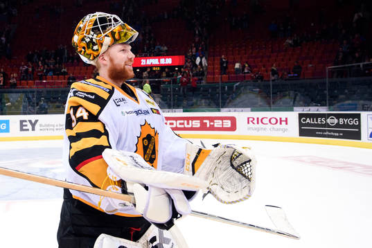 Skellefteås målvakt Erik Hanses tackar publiken