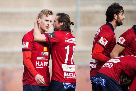 Örgrytes Sebastian Olsson (tv) gör 0-1 och jublar med Hampus Bohman