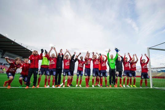 Örgrytes spelare jublar med publiken