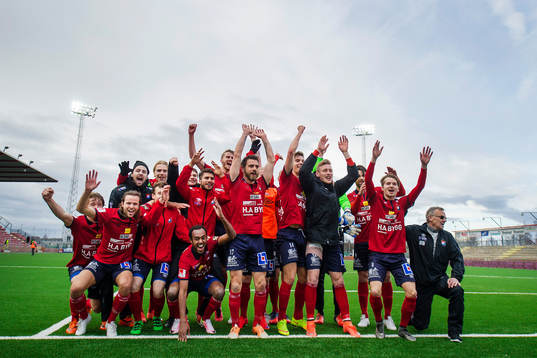 Örgrytes spelare jublar med publiken