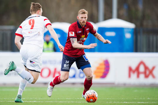 Assyriskas Tim Söderström och Örgrytes Fredrik Björck