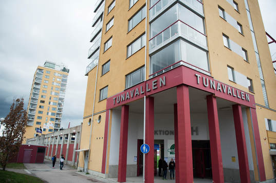 Exteriör av Tunavallen som har bostadsrätter i samma