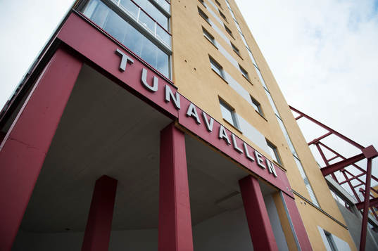 Exteriör av Tunavallen som har bostadsrätter i samma