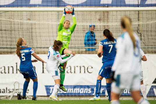 Eskilstunas målvakt Emelie Lundberg gör en räddning och