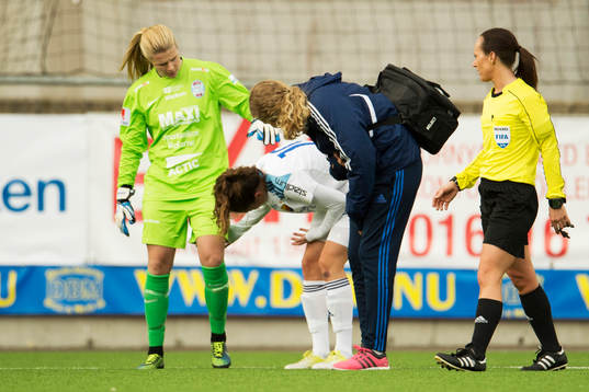Djurgårdens Carolina Mendes får hjälp av Eskilstunas