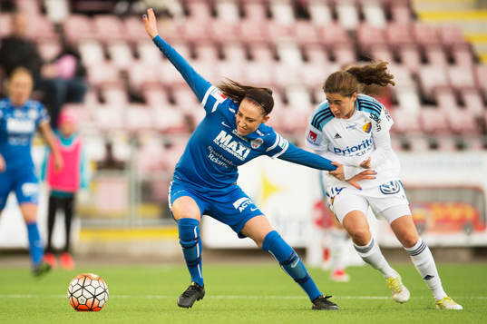 Eskilstunas Petra Larsson och Djurgårdens Carolina Mendes