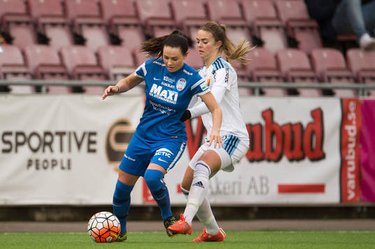 Djurgårdens Lisa Moazzeni och Eskilstunas Emma Jansson