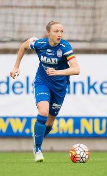 Eskilstunas Louise Quinn spelar med regnbågsfärgad