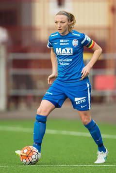 Eskilstunas Louise Quinn spelar med regnbågsfärgad