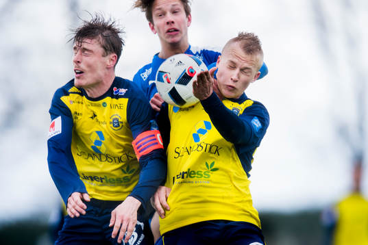 Ängelholms Marcus Bernholtz och Christian Ljungberg i kamp om bollen med Halmstads Simon Silverholt