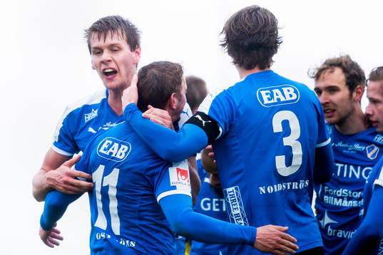 Ängelholms Ryan Finley firar segern med Björn Westerblad och Fredrik Lundgren